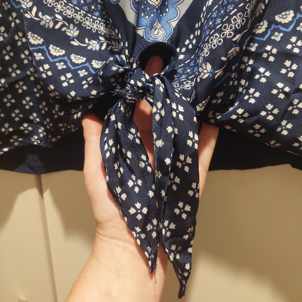 Katie's 2xl flowey top with tie knot at the front. - Picture 7 of 7